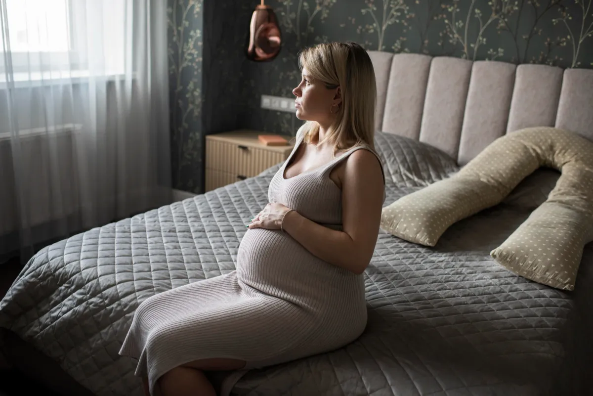 Pregnancy insomnia caused by physical discomforts such as back pain, heartburn, frequent urination, leg cramps, fetal movements, and shortness of breath during pregnancy.