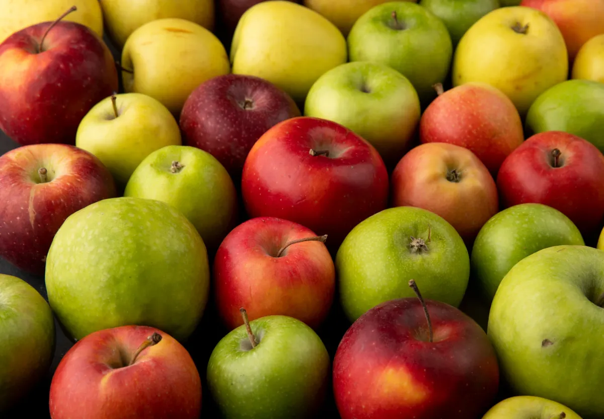 Are Apples Acidic? A variety of fresh red, green, and yellow apples displayed together, highlighting different apple types with varying natural acidity levels.